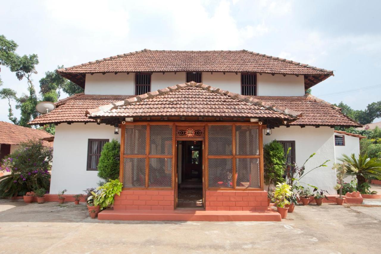 Sardar Bahadur'S Heritage Bungalow Estate Stay Napoklu Extérieur photo